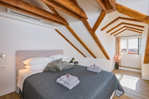 Bed, Bedroom, towels