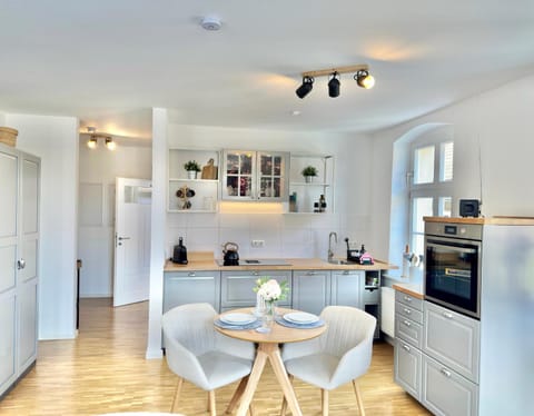 Coffee/tea facilities, Kitchen or kitchenette, Dining area, dishwasher, oven, stove