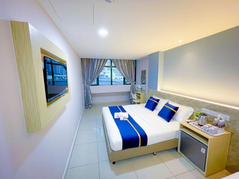 Bed, TV and multimedia, View (from property/room), Photo of the whole room, Bedroom, oven, towels