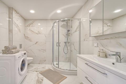 Shower, towels, washing machine