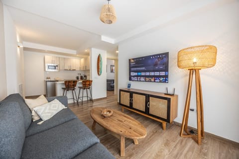 TV and multimedia, Kitchen or kitchenette, Living room, Seating area, Dining area