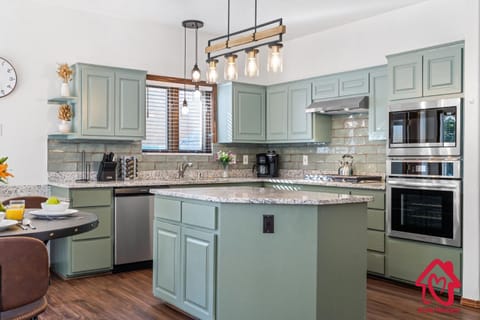 Pueblo Moon w Pool - An Irvie Home House in Albuquerque