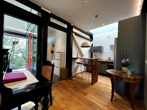 Restaurant/places to eat, Living room, Seating area, kitchen