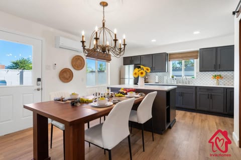 ValleyVibe: Modern Comfort in North Valley - an Irvie Home House in Los Ranchos