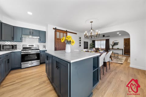 ValleyVibe: Modern Comfort in North Valley - an Irvie Home House in Los Ranchos