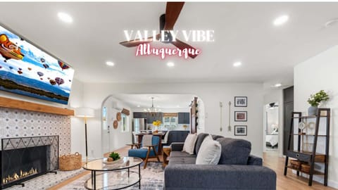 ValleyVibe: Modern Comfort in North Valley - an Irvie Home House in Los Ranchos