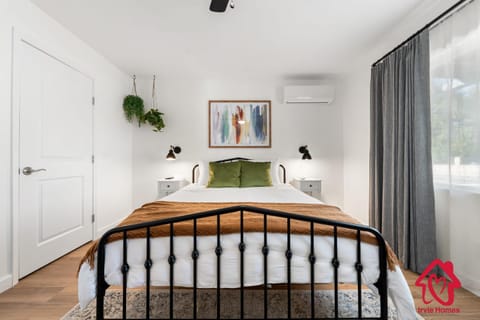 ValleyVibe: Modern Comfort in North Valley - an Irvie Home House in Los Ranchos