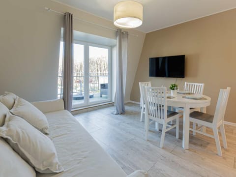 Photo of the whole room, Dining area