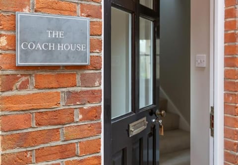 Stylish and homely 1 bed Edwardian Coach House Apartment in Colchester