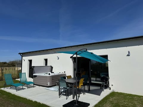 Maison bord de mer avec Jacuzzi Villa in Plomeur