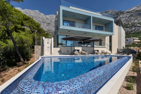 Property building, Day, Natural landscape, Mountain view, Swimming pool, sunbed