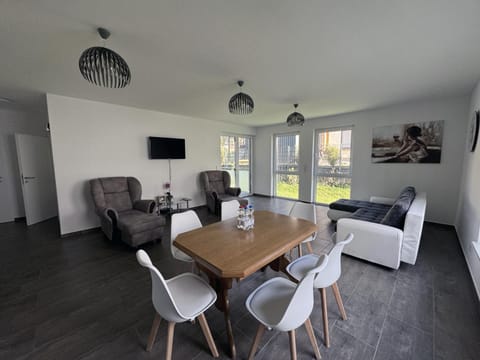 TV and multimedia, Living room, Seating area, Dining area