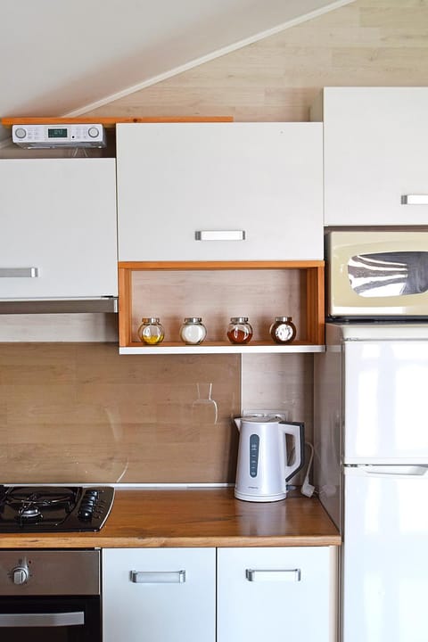 Coffee/tea facilities, minibar, stove