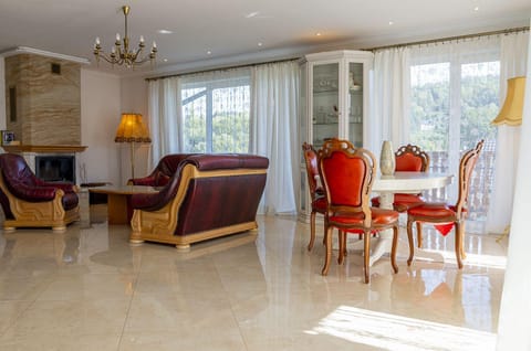 Living room, Seating area, Dining area