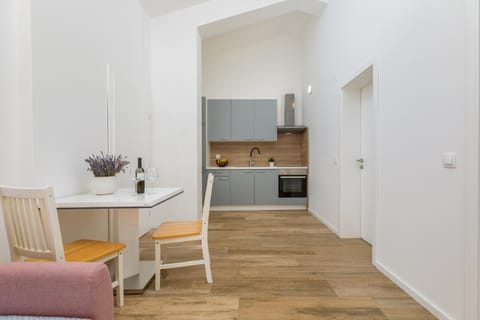 Kitchen or kitchenette, Dining area, pet friendly, stove