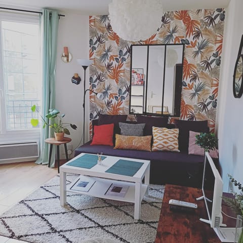 So Homy Paris historique -MonMartre- Metro Apartment in Saint-Denis, France