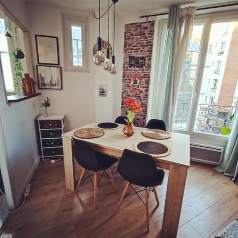 So Homy Paris historique -MonMartre- Metro Apartment in Saint-Denis, France