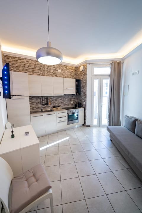 TV and multimedia, Kitchen or kitchenette, Living room, Seating area, Dining area