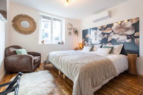 Bed, Photo of the whole room, Bedroom