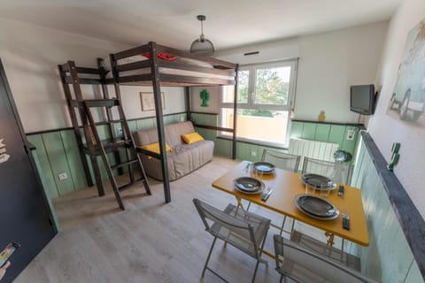 Living room, Photo of the whole room, Dining area, bunk bed
