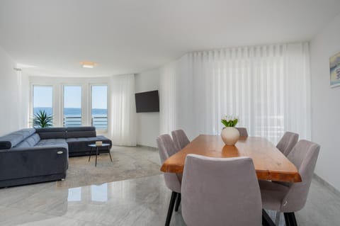 TV and multimedia, Living room, Seating area, Dining area
