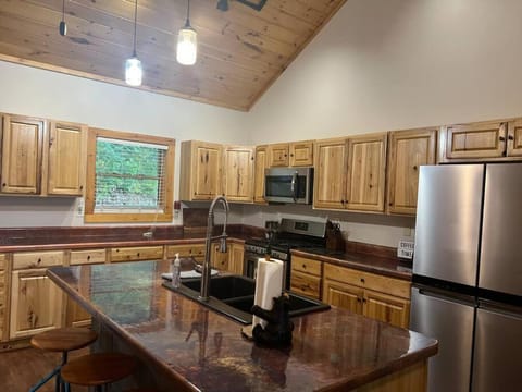 Nantahala Nook, cabin w/hot tub,game room, & wifi Cabin in Stecoah