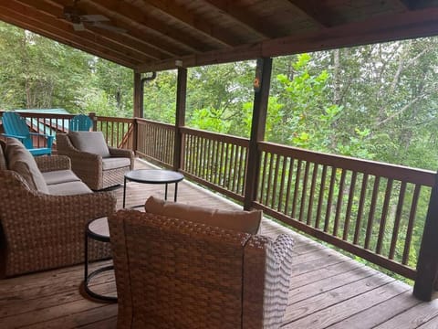 Nantahala Nook, cabin w/hot tub,game room, & wifi Cabin in Stecoah