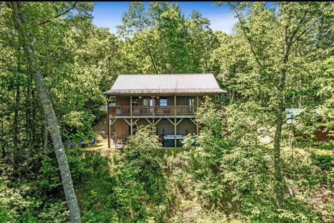 Nantahala Nook, cabin w/hot tub,game room, & wifi Cabin in Stecoah
