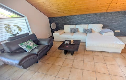 Living room, Photo of the whole room, Seating area