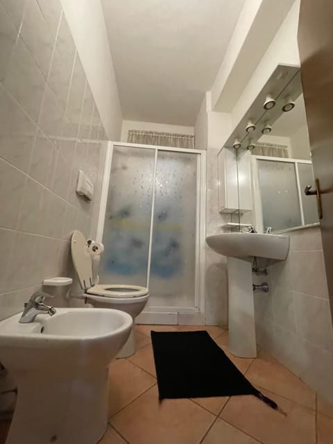 Shower, Toilet, Bathroom, bidet, towels