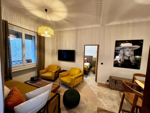 Communal lounge/ TV room, TV and multimedia, Living room, Seating area