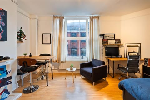 Living room, Seating area, Evening entertainment