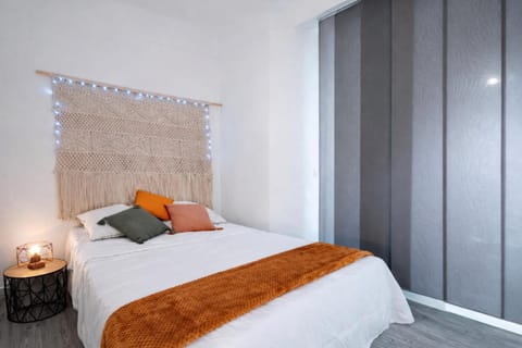 Photo of the whole room, Bedroom