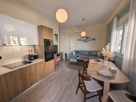 Coffee/tea facilities, Kitchen or kitchenette, Living room, Seating area, Dining area, minibar, pet friendly, stove