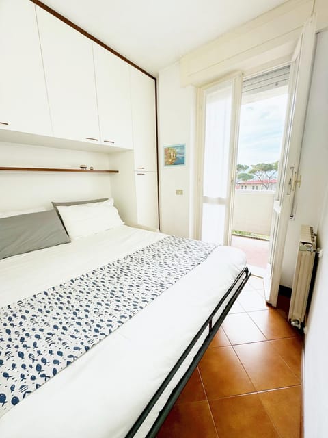 Bed, Balcony/Terrace, Photo of the whole room, Decorative detail, Bedroom, Guests, Sea view, children, young children, Family, internet