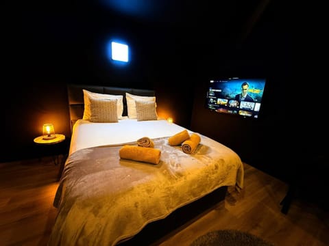 Bed, TV and multimedia, Photo of the whole room, Bedroom, towels