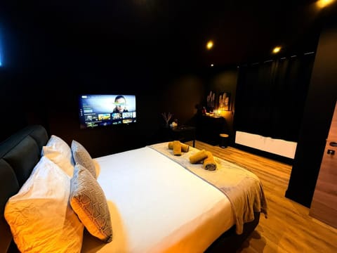 TV and multimedia, Photo of the whole room, Bedroom