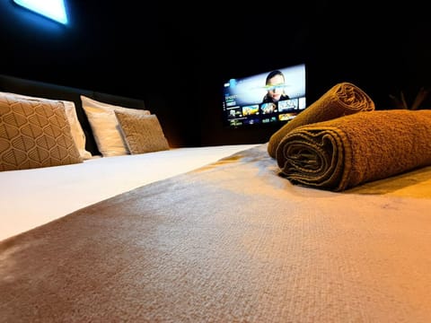 Bed, TV and multimedia, Bedroom