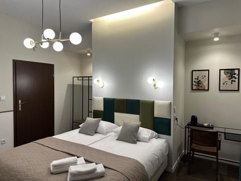Bed, TV and multimedia, Photo of the whole room, Bedroom, hair dresser, towels, wardrobe