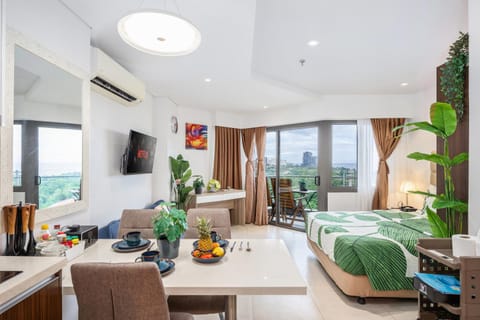 Bed, TV and multimedia, Living room, Seating area, Dining area, Bedroom, air conditioner