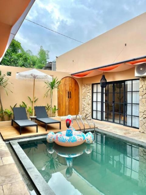 Property building, Patio, Day, Balcony/Terrace, Pool view, Swimming pool