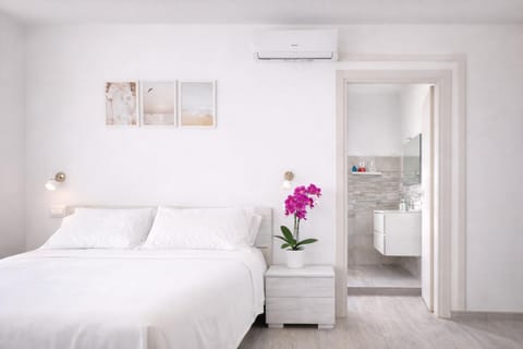 Bed, Bathroom, Bedroom, air conditioner