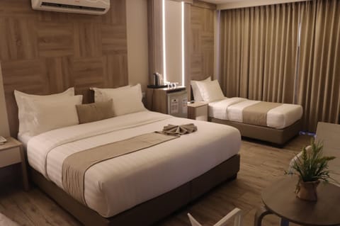 Bed, Lake view, Swimming pool, air conditioner