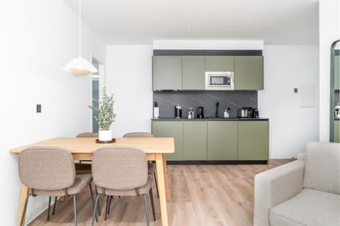 Coffee/tea facilities, Kitchen or kitchenette, Dining area