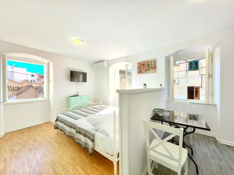 Bed, TV and multimedia, Photo of the whole room, Bedroom