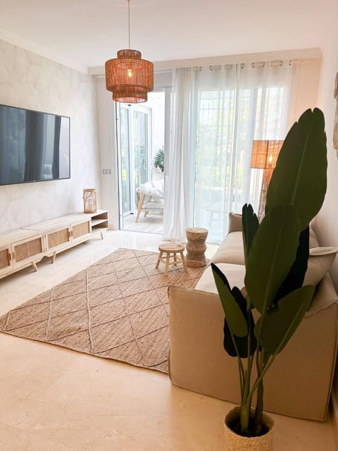 Communal lounge/ TV room, TV and multimedia, Living room, Seating area, Evening entertainment