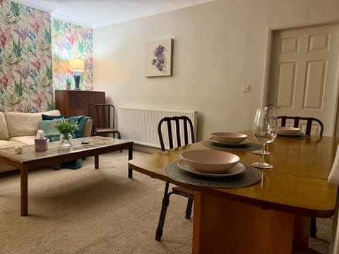 The Lily•Central Beeston•Private Apartment•SmartTV•Free Wi-Fi•Tram• Apartment in Nottingham