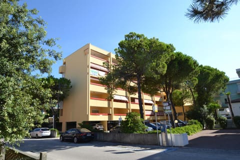 Property building, Facade/entrance, Neighbourhood, Parking
