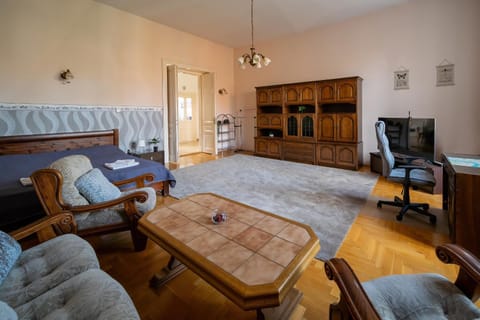 Bed, TV and multimedia, Photo of the whole room, Evening entertainment, Bedroom