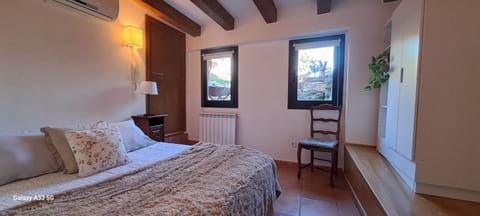 Bed, Photo of the whole room, Bedroom, air conditioner